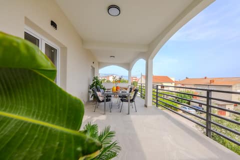 Top Airbnb: A1 luxury apt near beach w. big terrace & sea view in Kaštel Gomilica