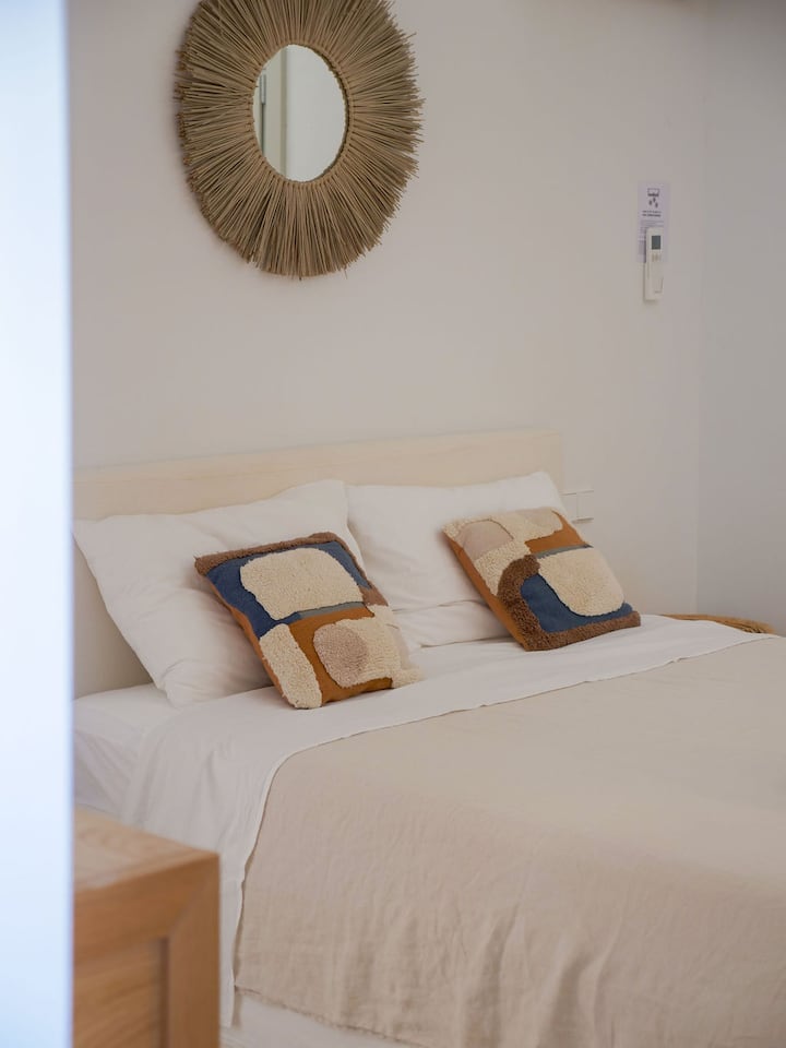 Relaksohu në këtë dhomë gjumi të dytë kryesore me banjën e vet ngjitur