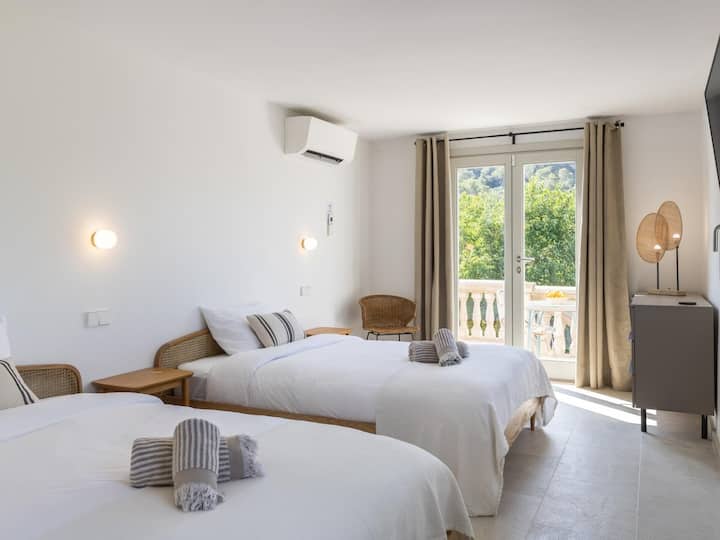 Dhomë gjumi e tretë e rehatshme me dy krevate dopio, një televizor me ekran të sheshtë, ajër të kondicionuar dhe qasje në një ballkon privat me ndenjëse. Ajo ka gjithashtu banjën e vet ngjitur për privatësi dhe rehati të shtuar.