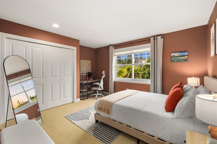 Chumba cha kwanza cha kulala cha mgeni kilicho na dirisha linaloelekea Magharibi. Chumba hiki kina kitanda cha ukubwa wa malkia chenye starehe kilicho na meza zilizo na maduka ya umeme yanayofaa na bandari za kuchaji za USB.  Kuna dawati na kiti cha ofisi cha ergonomic. Madirisha yana mapazia yanayozuia mwanga.