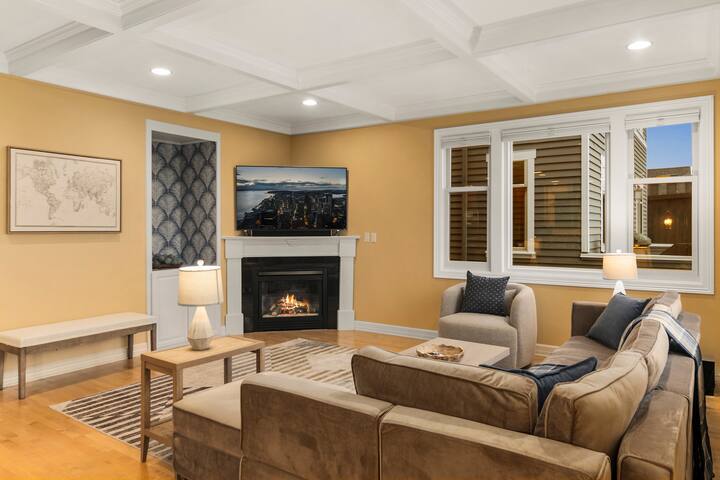 Fun and Games, with a VIEW, in Seattle! gallery image 3