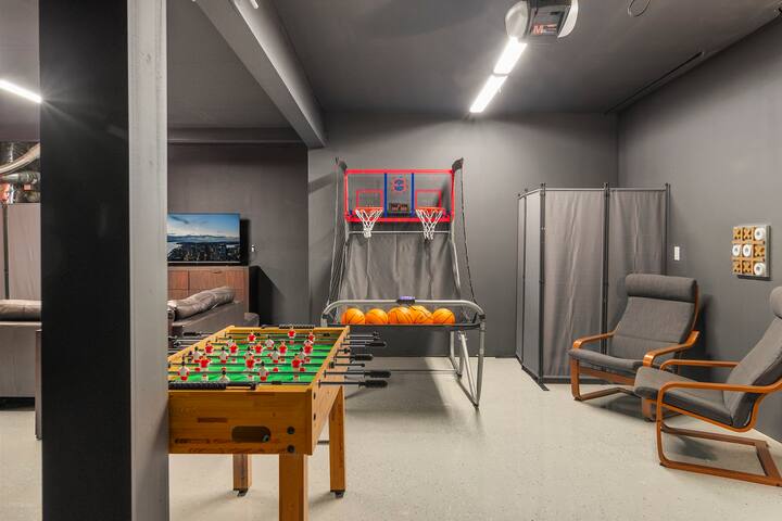 Fun and Games, with a VIEW, in Seattle! gallery image 5