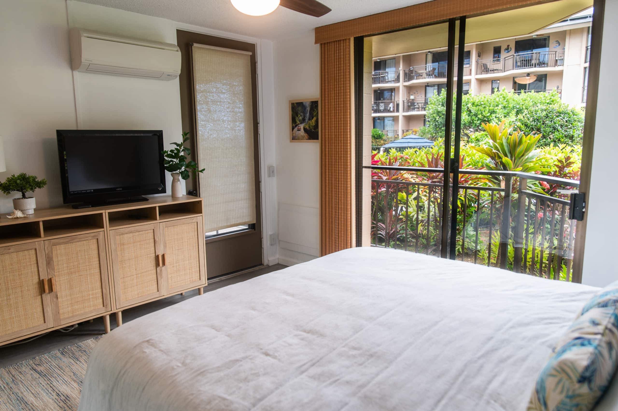 Classy condo in Kona - Photo 17
