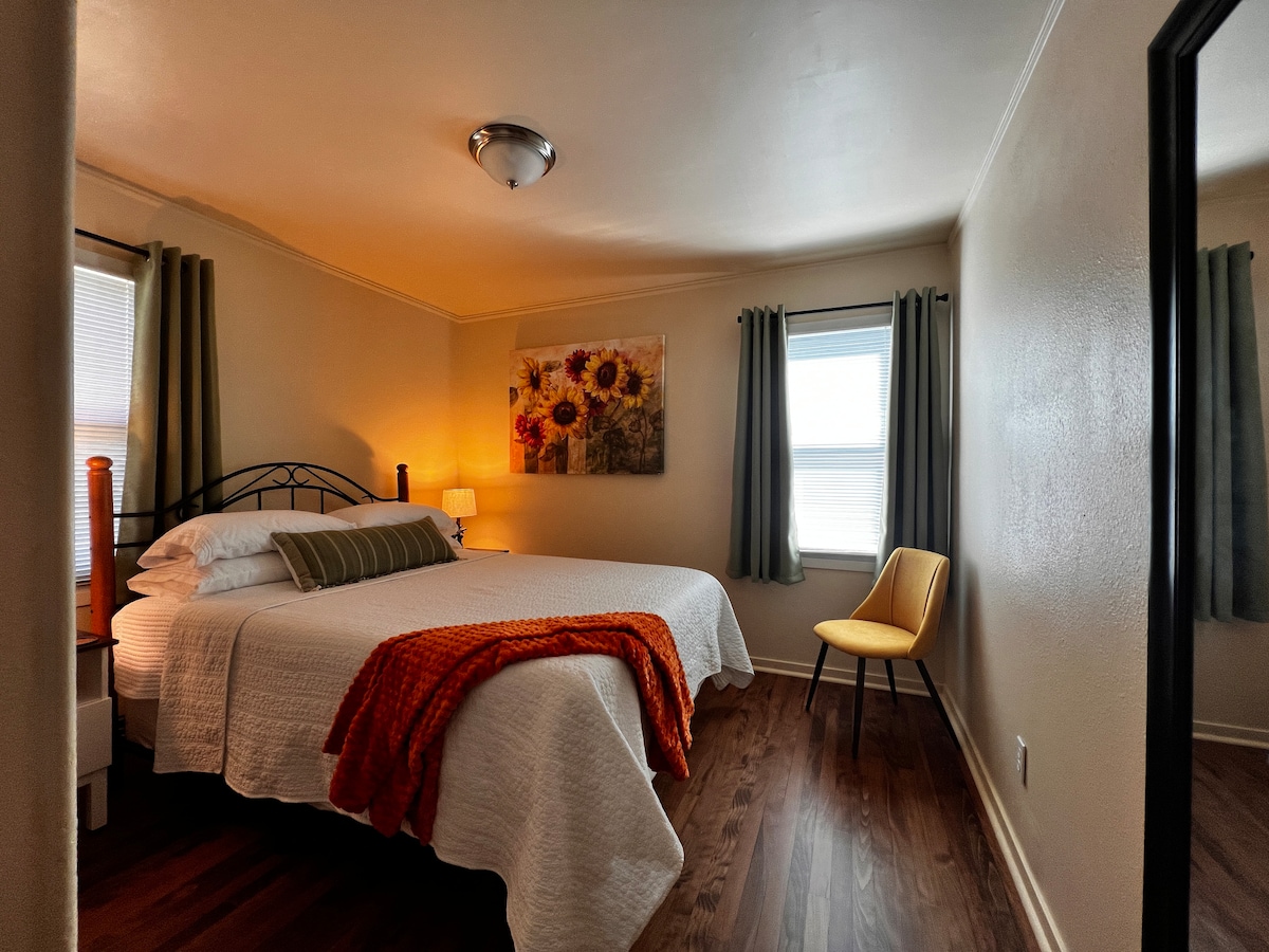 Cama tamaño queen, cortinas opacas, armario con perchas, portaequipajes y espejo de cuerpo entero.