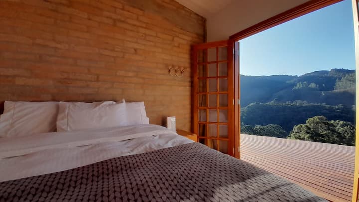 חדר פתוח לדק, עם נוף. מיטת קווין סייז, רכה ונוחה, עם מזרן קפיצי חדש, כריות טובות, שמיכת פוך ושמיכה. 