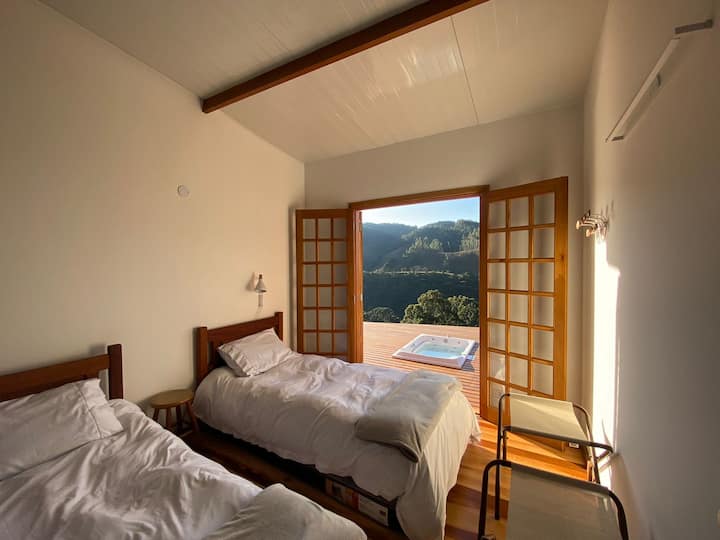 חדר פתוח לדק, עם נוף. שתי מיטות יחיד נוחות ורכות עם מזרנים חדשים, כריות טובות, שמיכת פוך ושמיכה. 