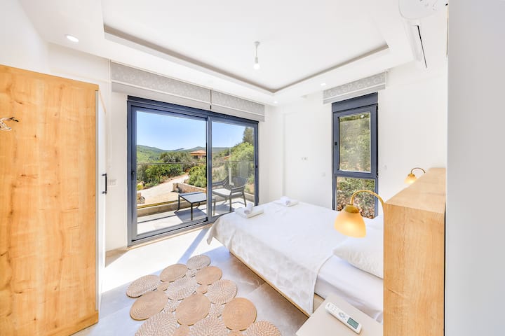 Chumba cha kulala cha ghorofa ya juu kina roshani ya kujitegemea yenye mandhari ya kupendeza ya mazingira ya asili. Ni mahali pazuri pa kupumzika, kufurahia wakati wa utulivu, au kunywa kahawa yako wakati wa kunywa katika mazingira tulivu.