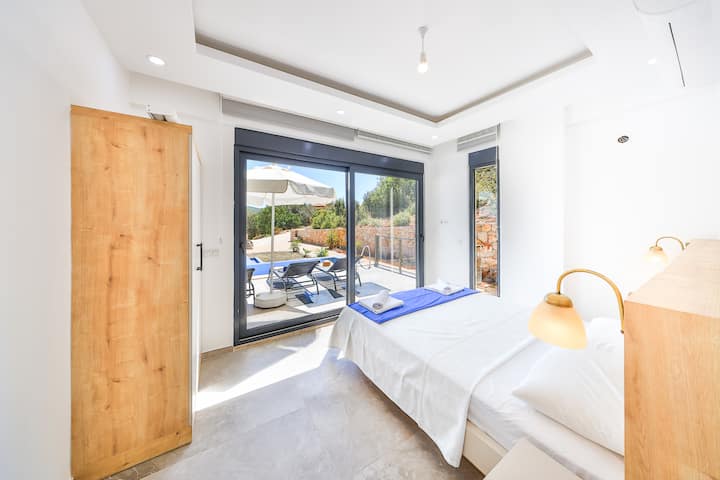 Chumba cha kulala cha ghorofa ya chini hufunguka moja kwa moja kwenye bwawa, kikitoa mapumziko tulivu. Furahia urahisi wa kutoka nje ili kupumzika kando ya bwawa, huku mazingira ya asili yakiwa umbali wa hatua chache tu.