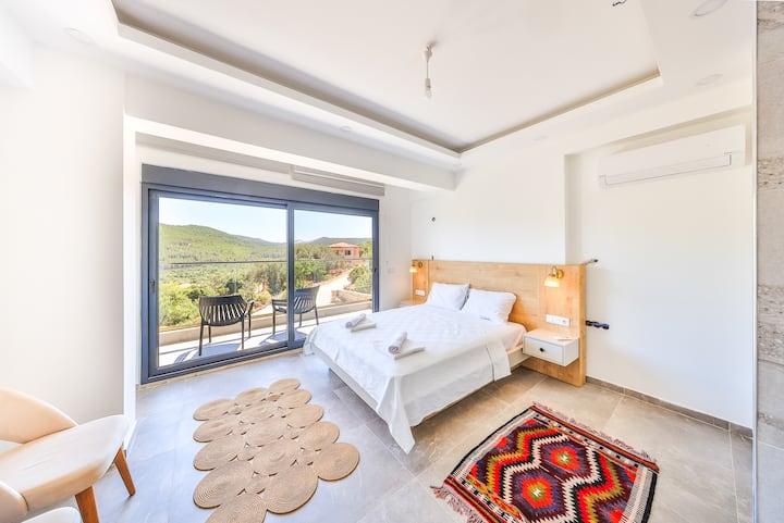 Chumba cha kulala cha ghorofa ya juu kina roshani ya kujitegemea, inayotoa mandhari nzuri ya mazingira ya asili. Ni mahali pazuri pa kahawa ya asubuhi au mapumziko ya jioni, ukifurahia mandhari ya nje yenye utulivu kutoka kwenye starehe ya chumba chako.

