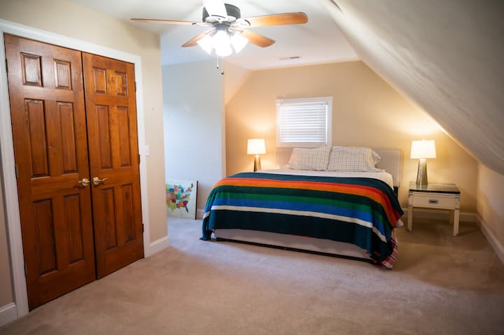 Заспано во рајски мир во овој брачен кревет во Кингсдаун.