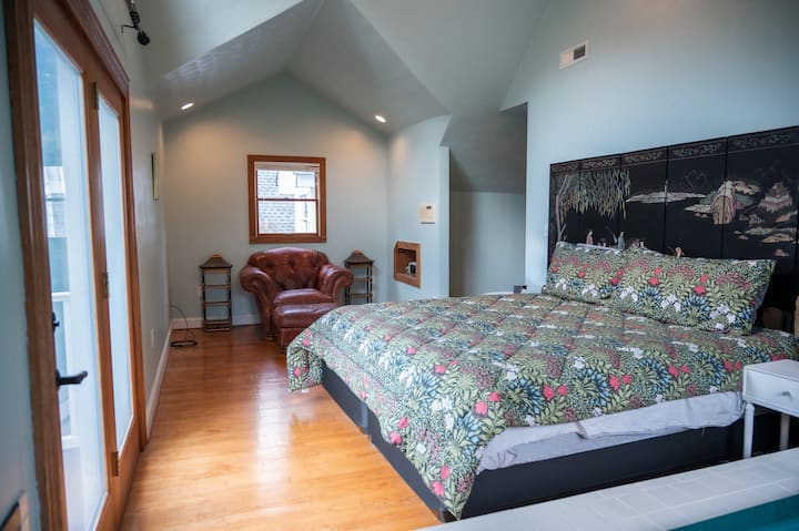 Главната спална соба има брачен кревет (широк 150-179 см) со душек Kingsdown.