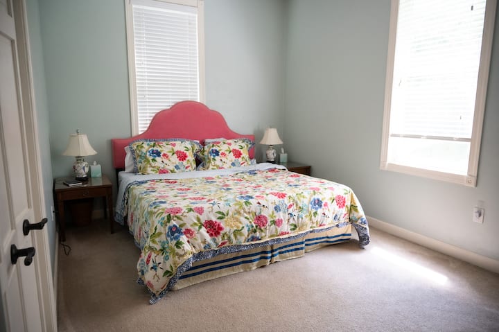 Уживајте во мирна ноќ за спиење во овој удобен брачен кревет (широк 150-179 см).