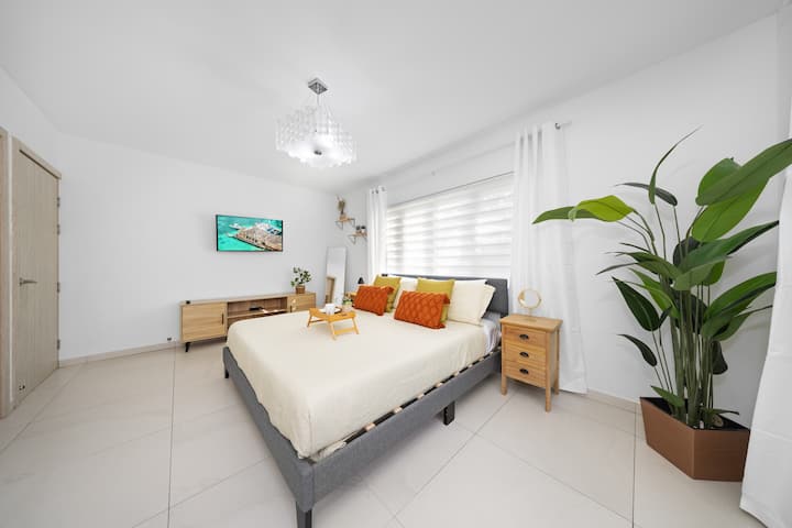 Duerme bien en nuestra habitación bellamente diseñada.