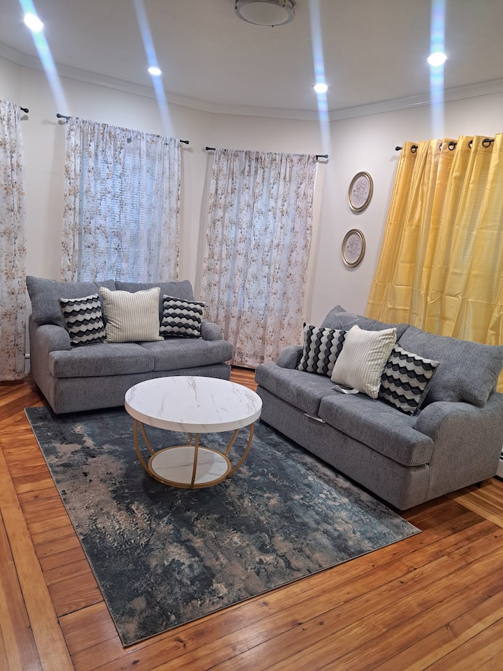 Bella Casa 1 | 2br Apt | Free Private Parking - Providence