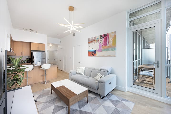 3BR – King Bed | Free Parking/ Union Station