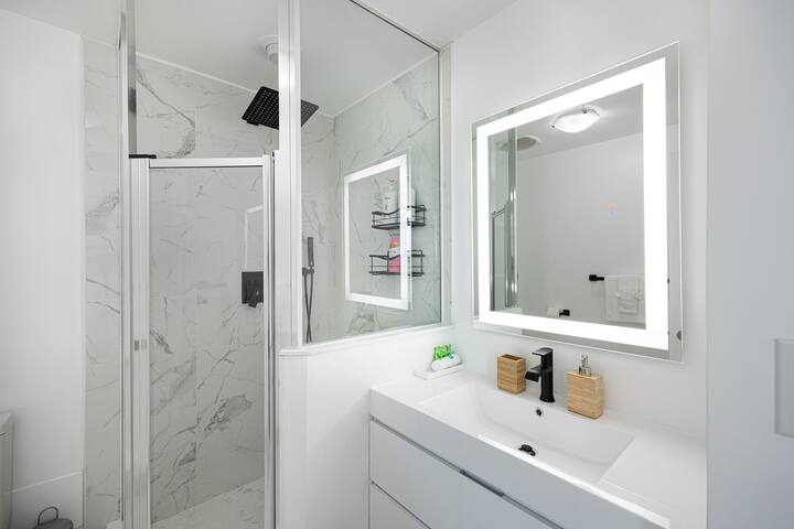 3BR – King Bed | Free Parking/ Union Station gallery image 4