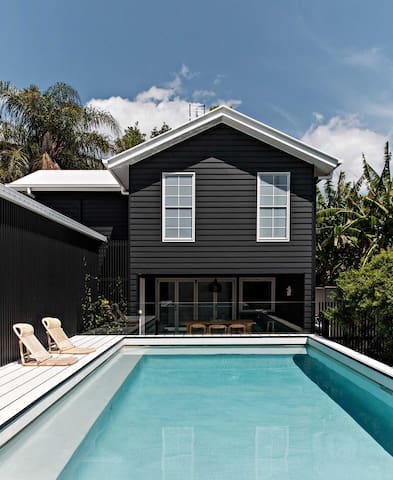The Palm & Pool House – Stylish Coastal Getaway