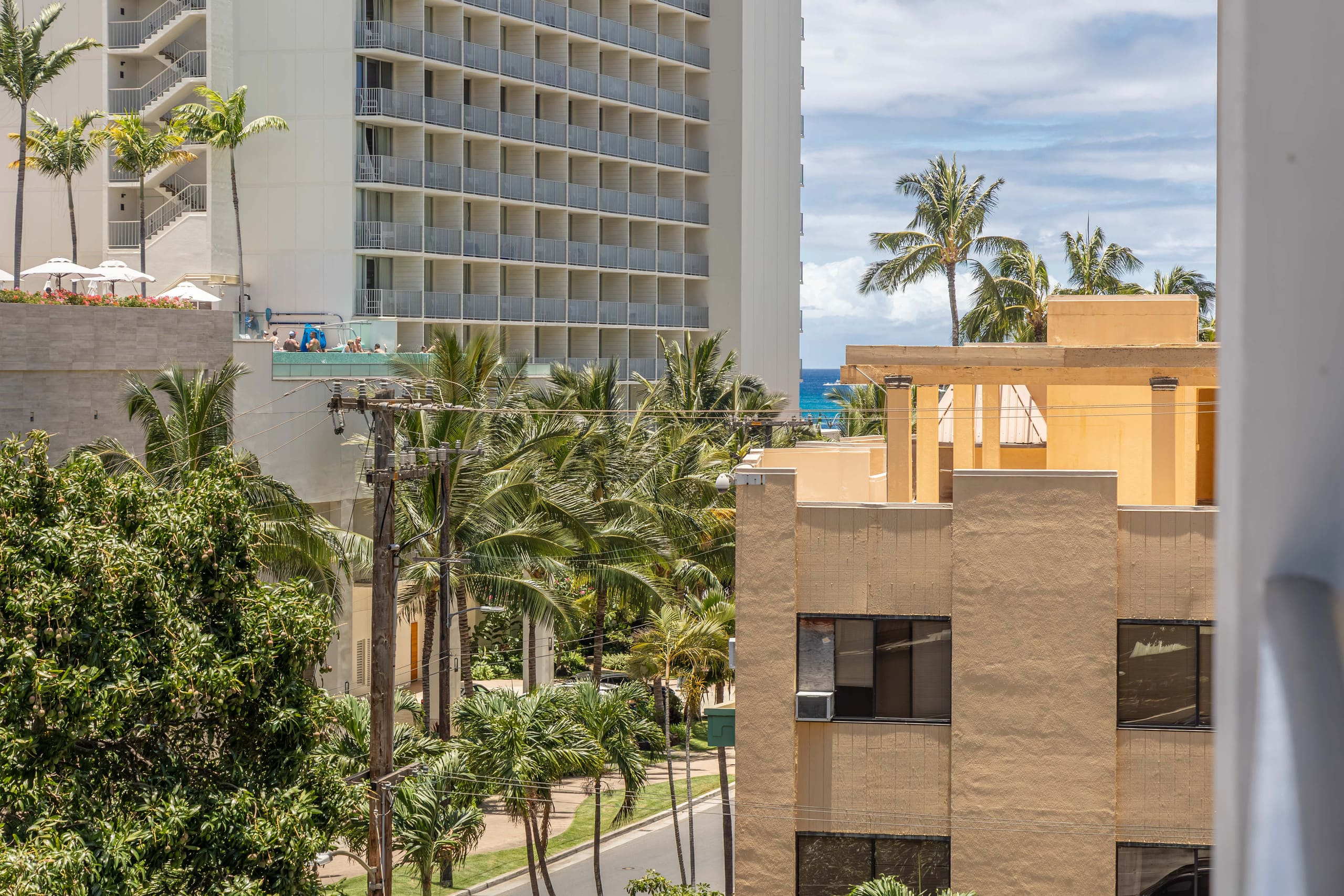 Stylish 2B/2B +Den, Central Waikiki, Parking - Image 50