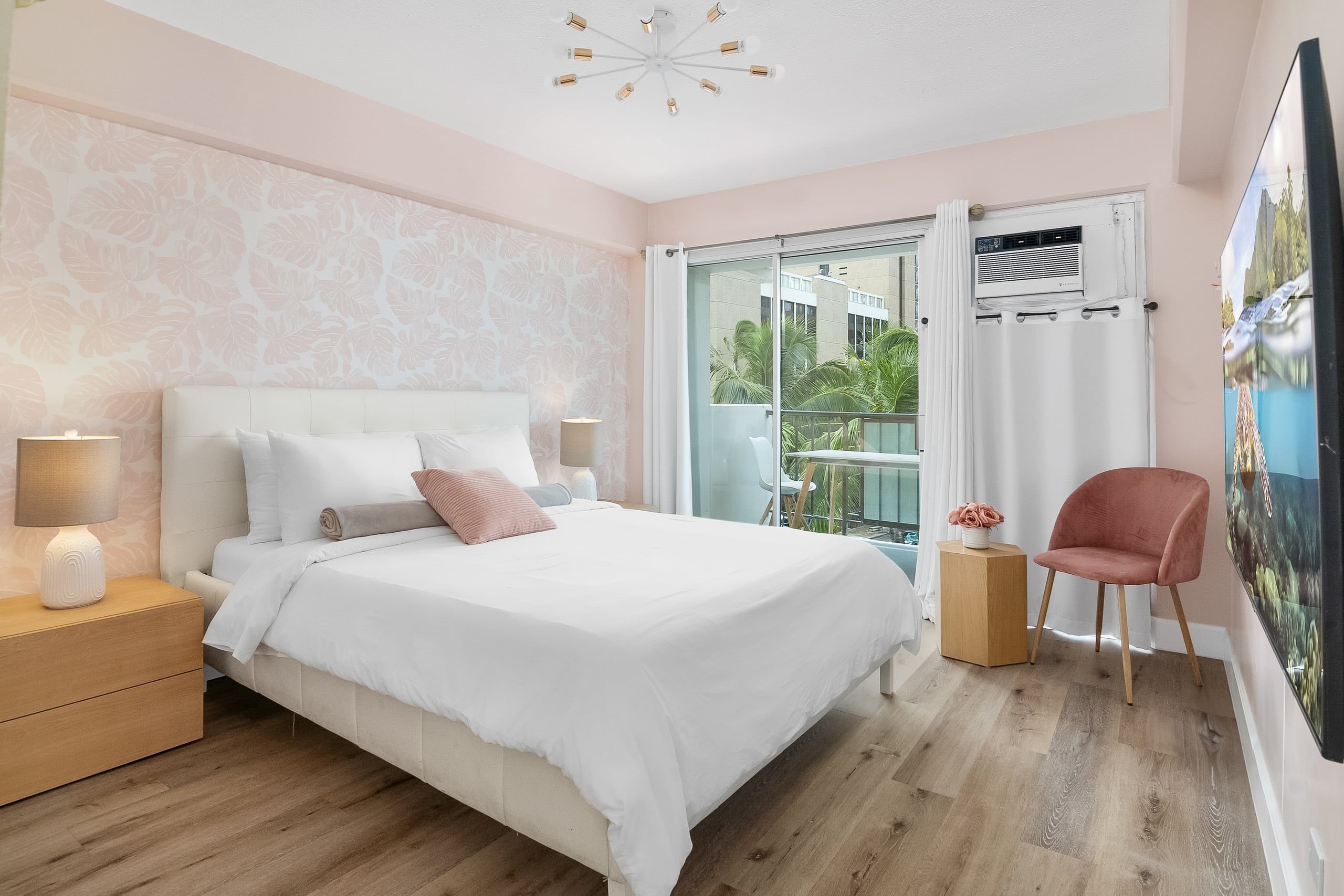 Stylish 2B/2B +Den, Central Waikiki, Parking - Image 33