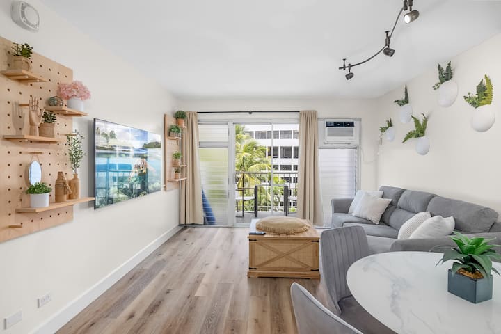 Stylish 2B/2B +Den, Central Waikiki, Parking