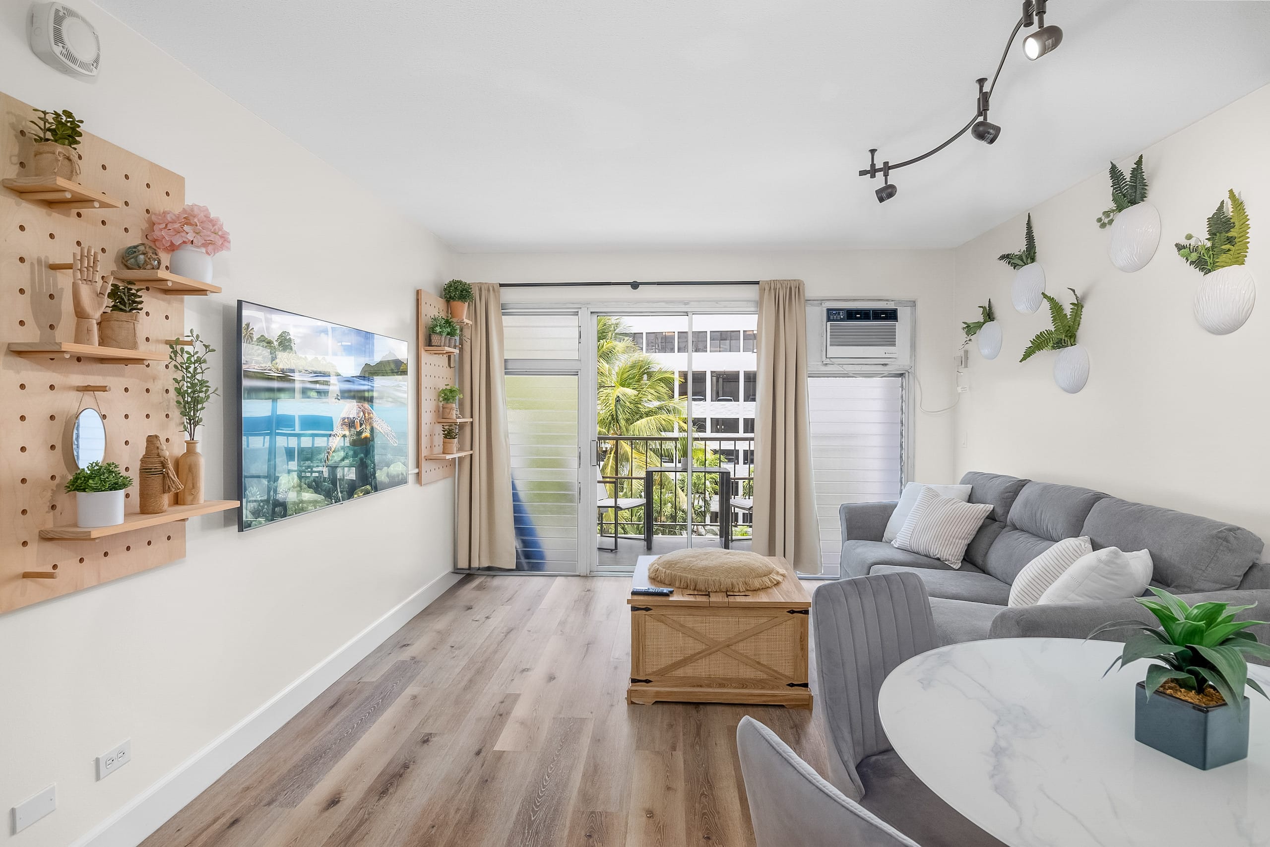 Stylish 2B/2B +Den, Central Waikiki, Parking - Image 3