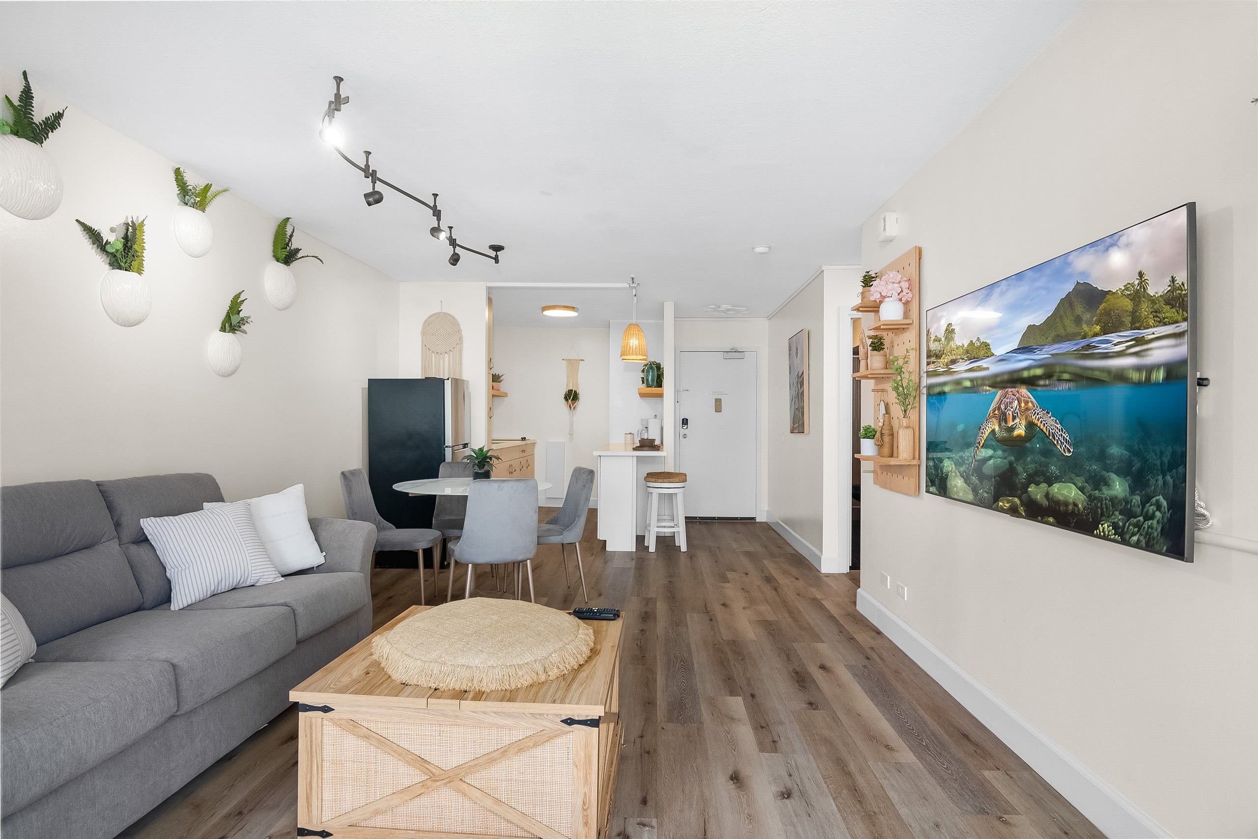 Stylish 2B/2B +Den, Central Waikiki, Parking - Image 6