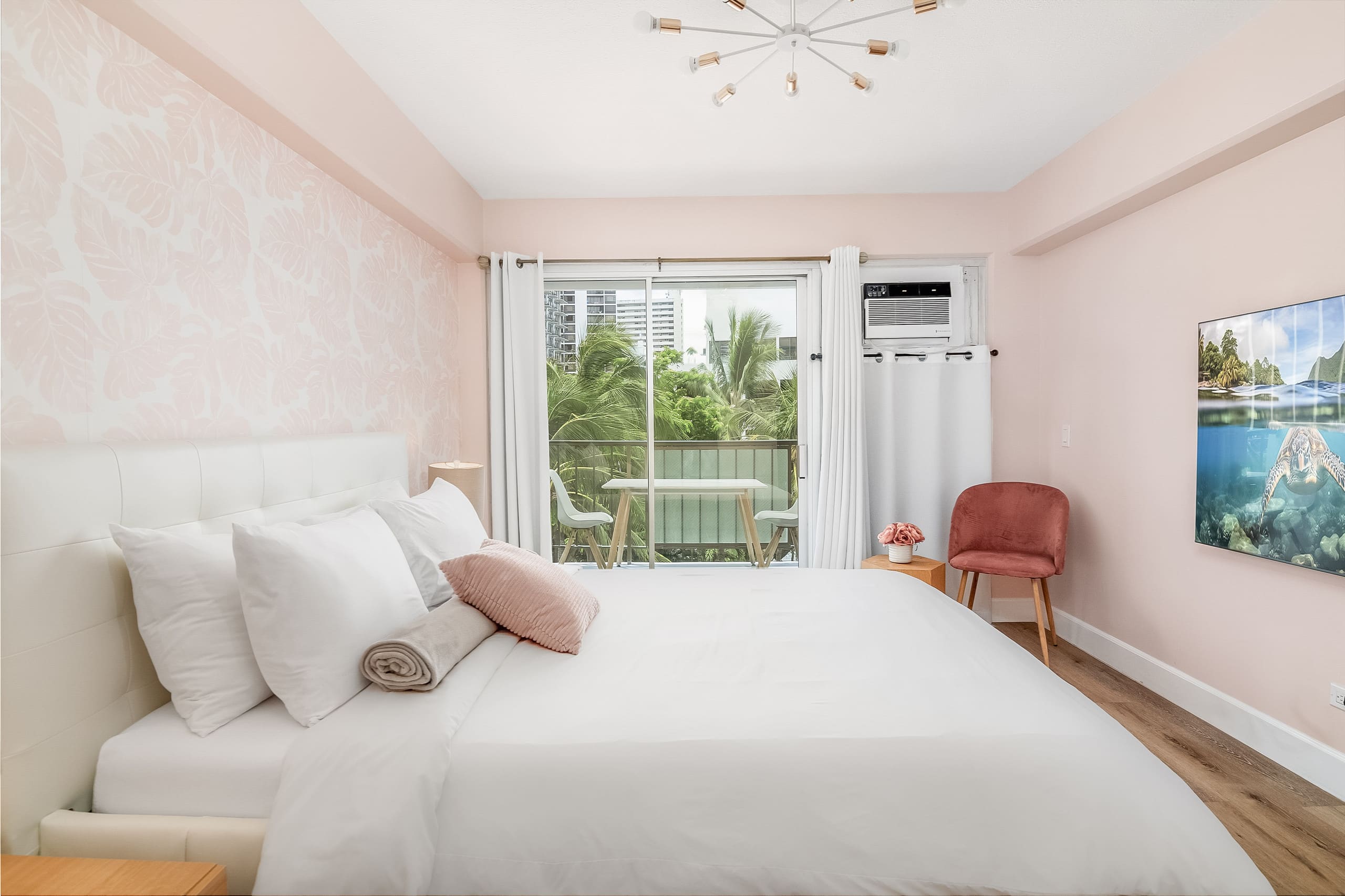 Stylish 2B/2B +Den, Central Waikiki, Parking - Image 1
