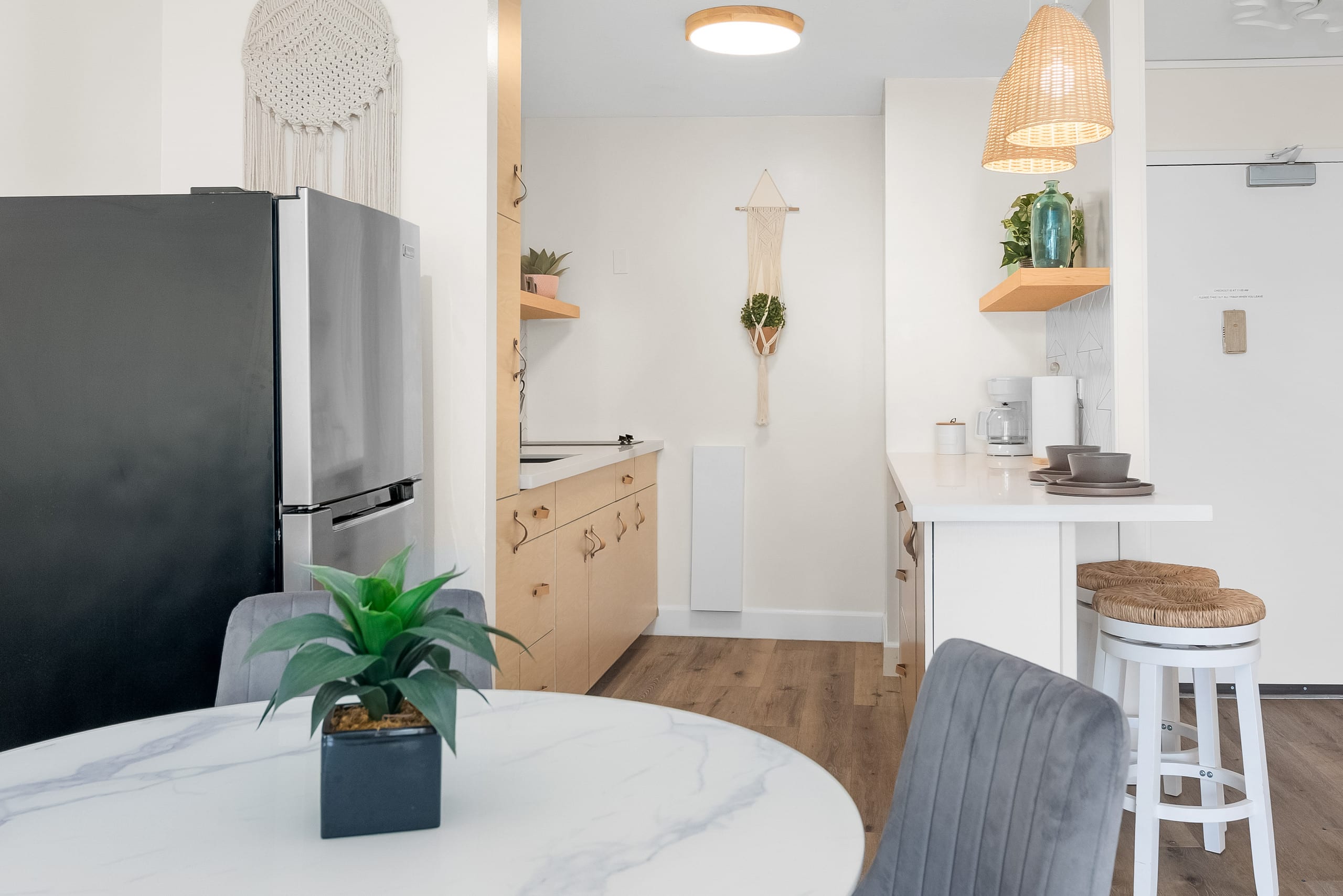 Stylish 2B/2B +Den, Central Waikiki, Parking - Image 26