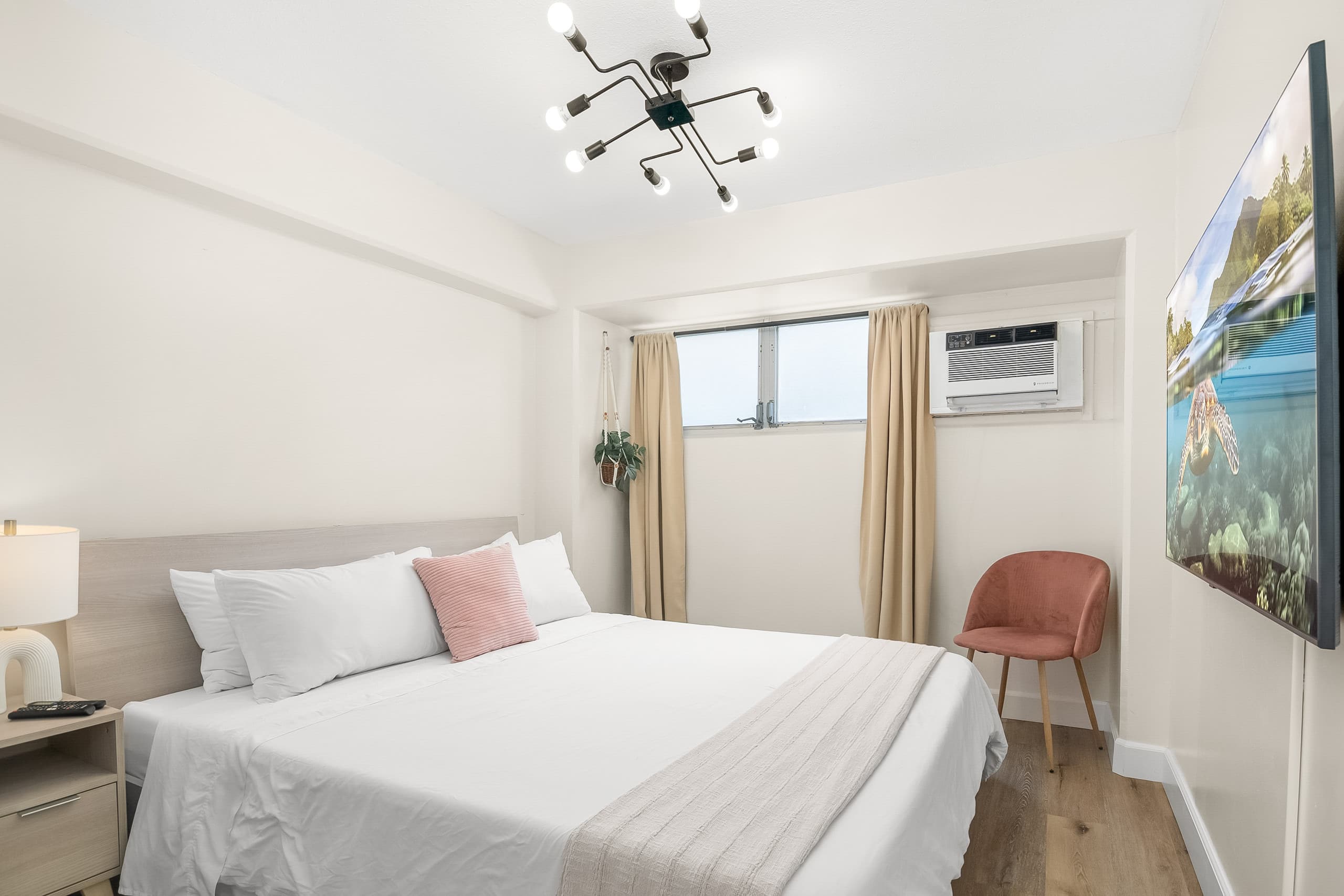 Stylish 2B/2B +Den, Central Waikiki, Parking - Image 2