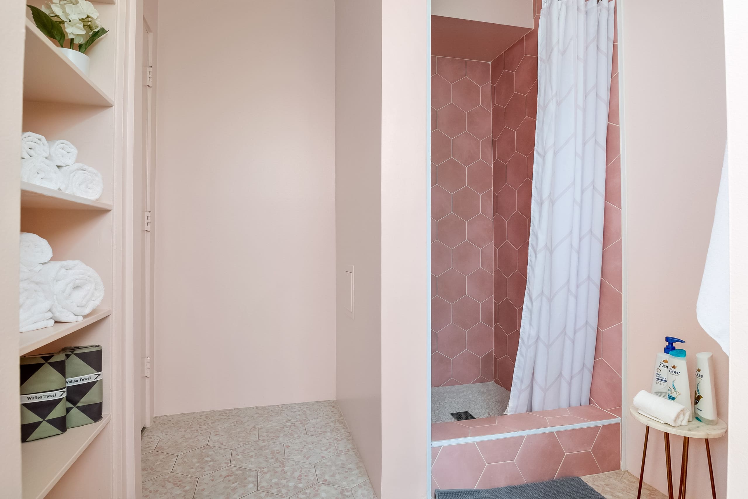 Stylish 2B/2B +Den, Central Waikiki, Parking - Image 45