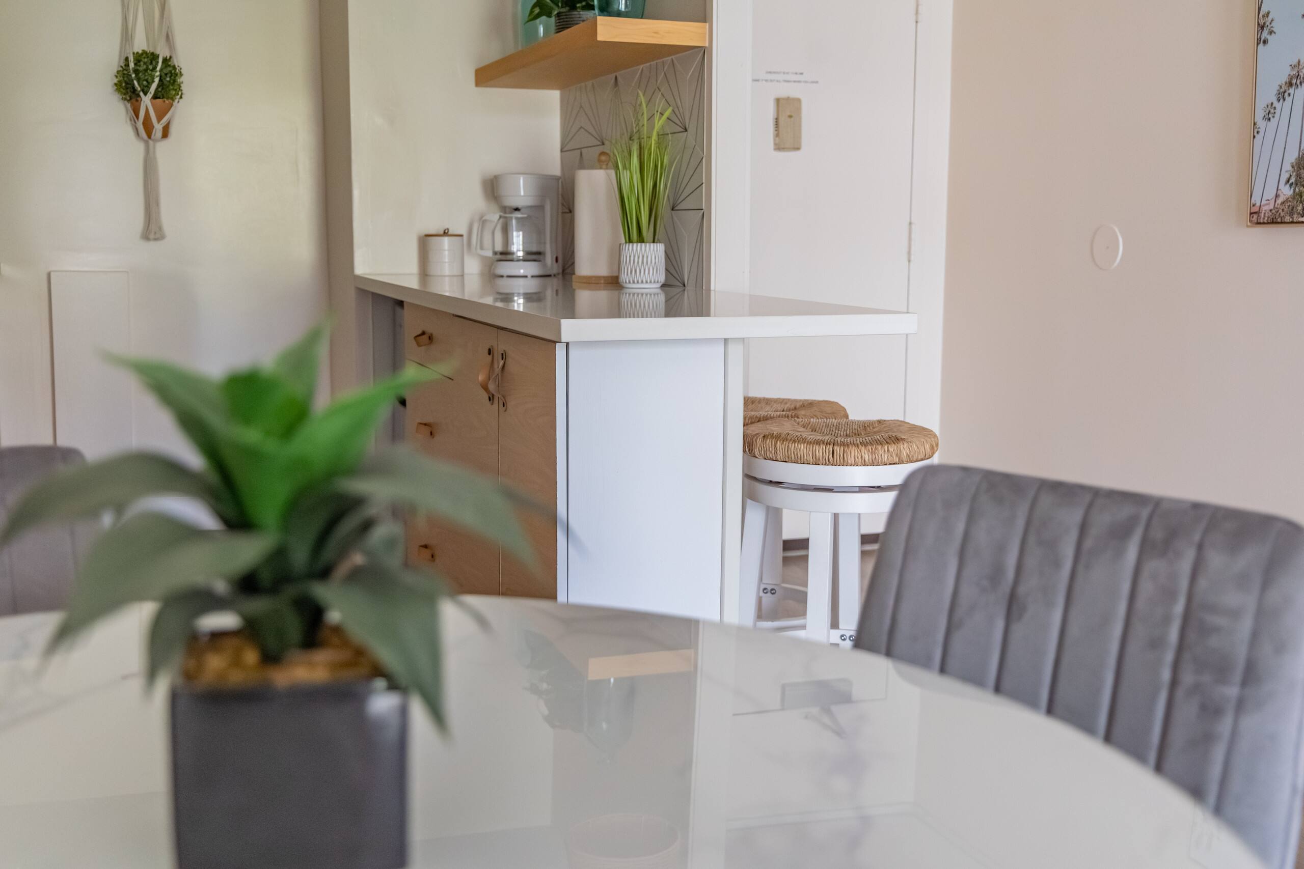 Stylish 2B/2B +Den, Central Waikiki, Parking - Image 30