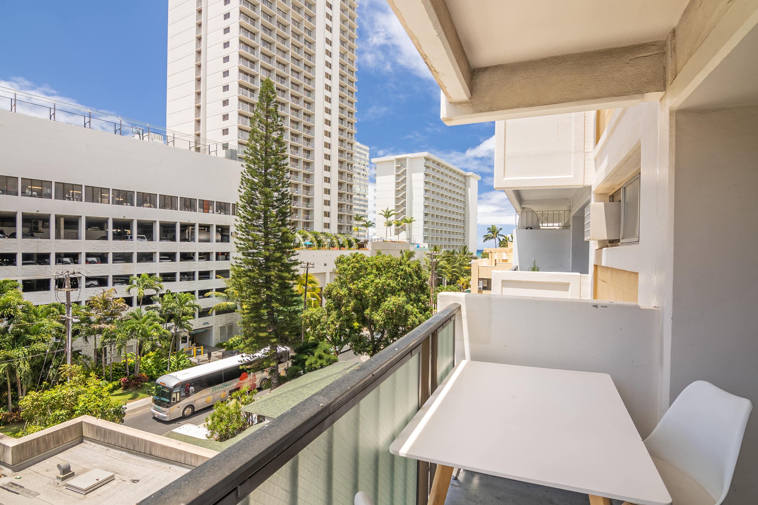 Stylish 2B/2B +Den, Central Waikiki, Parking - Image 53