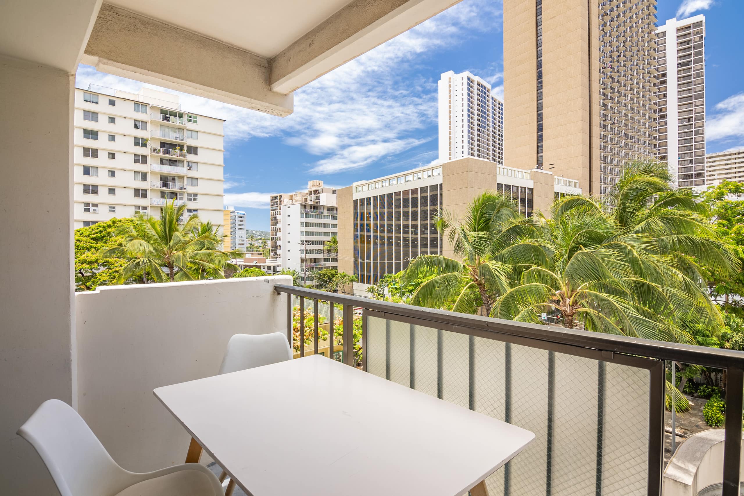 Stylish 2B/2B +Den, Central Waikiki, Parking - Image 51