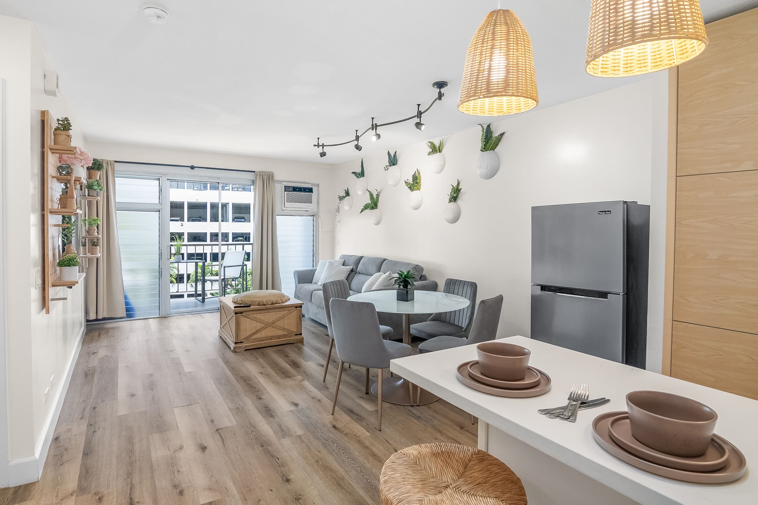 Stylish 2B/2B +Den, Central Waikiki, Parking - Image 23