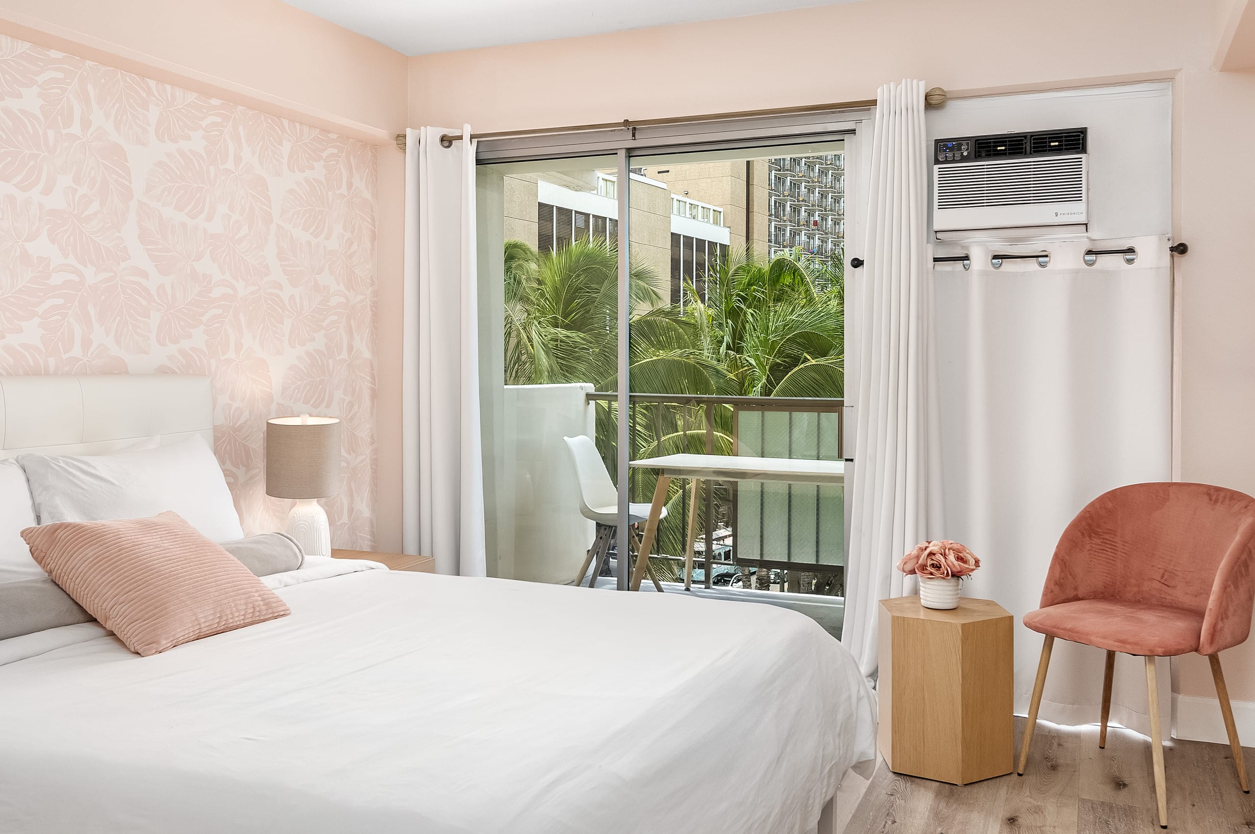 Stylish 2B/2B +Den, Central Waikiki, Parking - Image 34