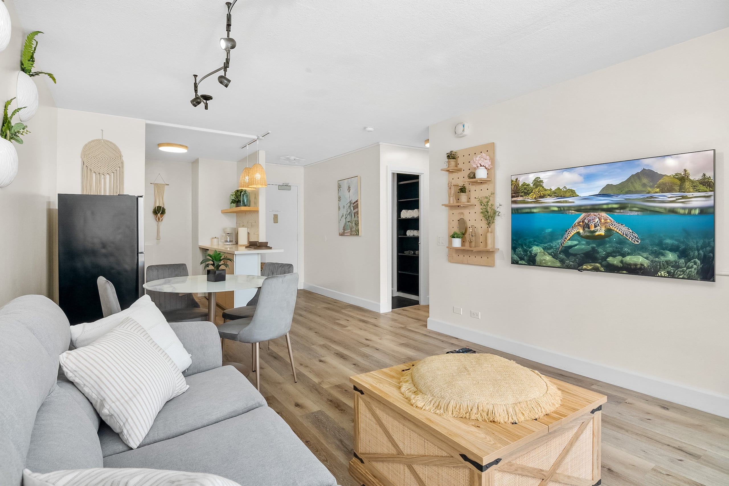 Stylish 2B/2B +Den, Central Waikiki, Parking - Image 4