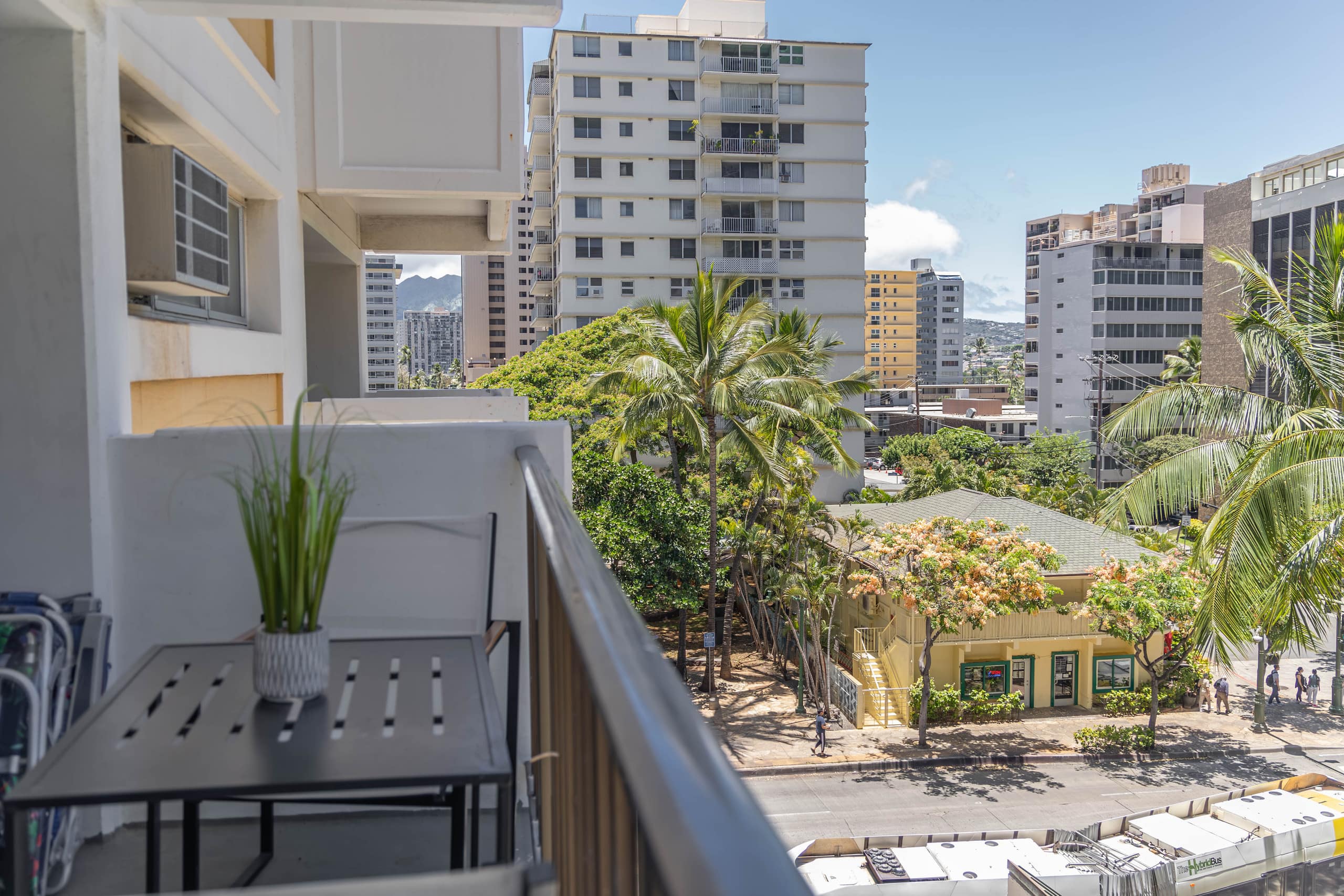 Stylish 2B/2B +Den, Central Waikiki, Parking - Image 58