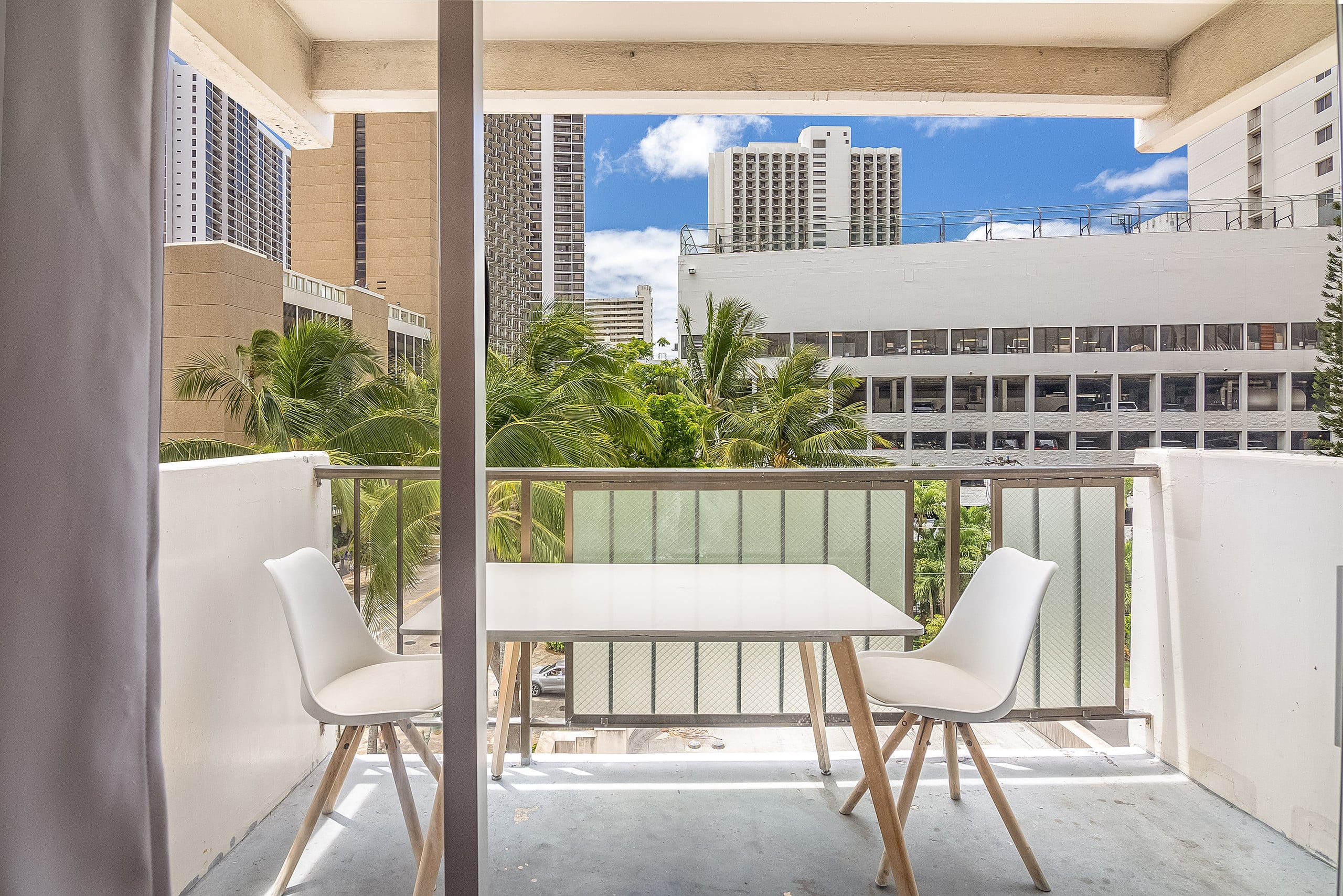 Stylish 2B/2B +Den, Central Waikiki, Parking - Image 52