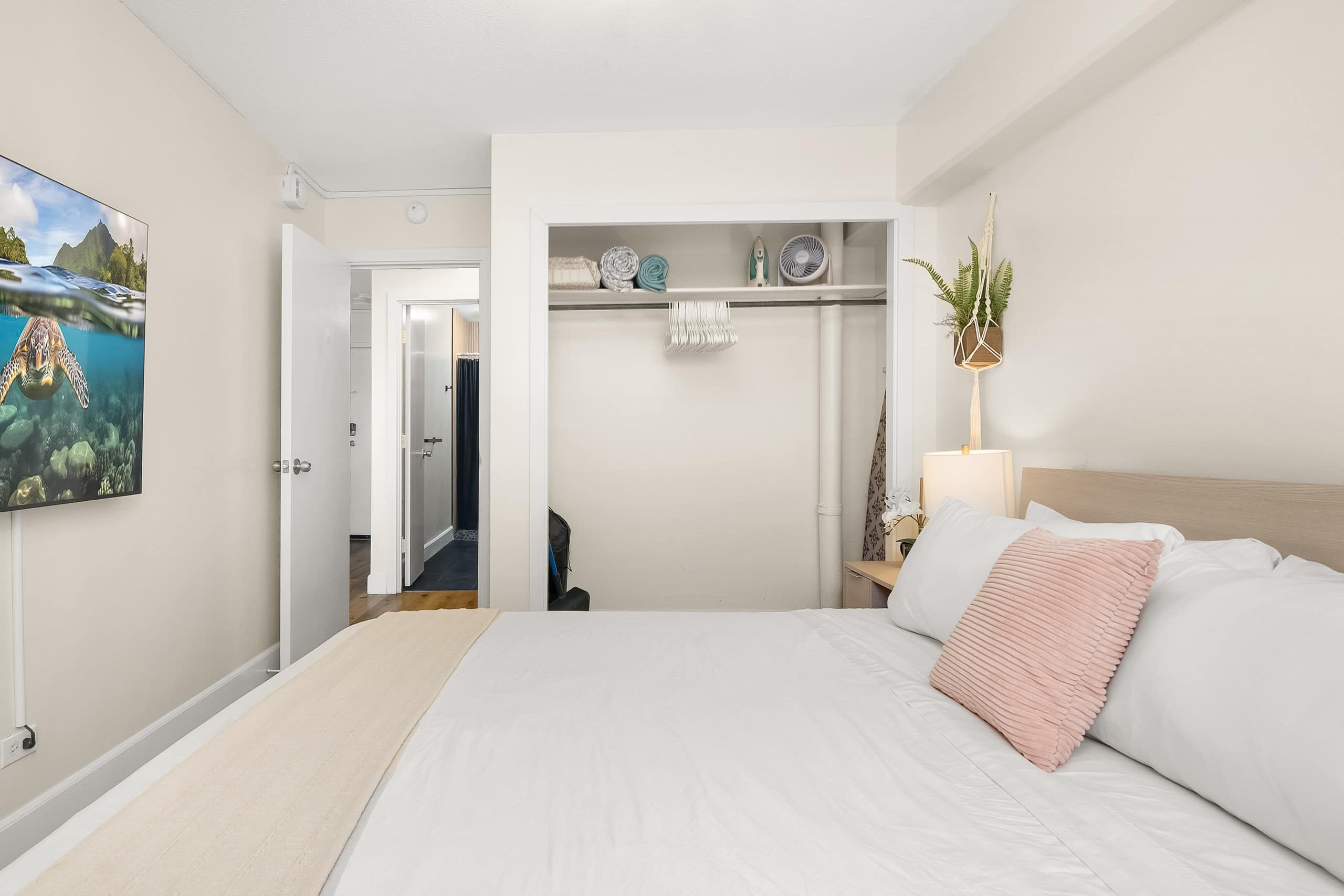 Stylish 2B/2B +Den, Central Waikiki, Parking - Image 39