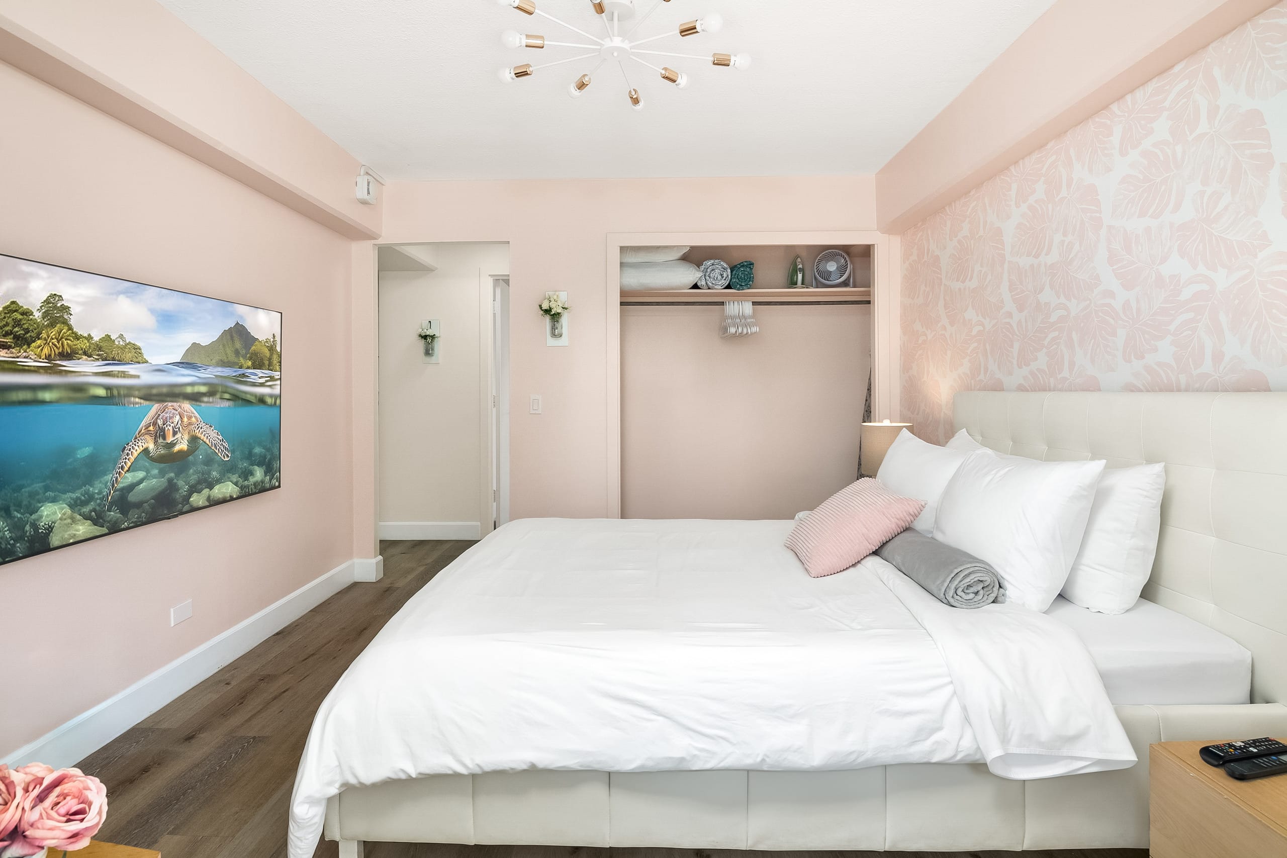 Stylish 2B/2B +Den, Central Waikiki, Parking - Image 31