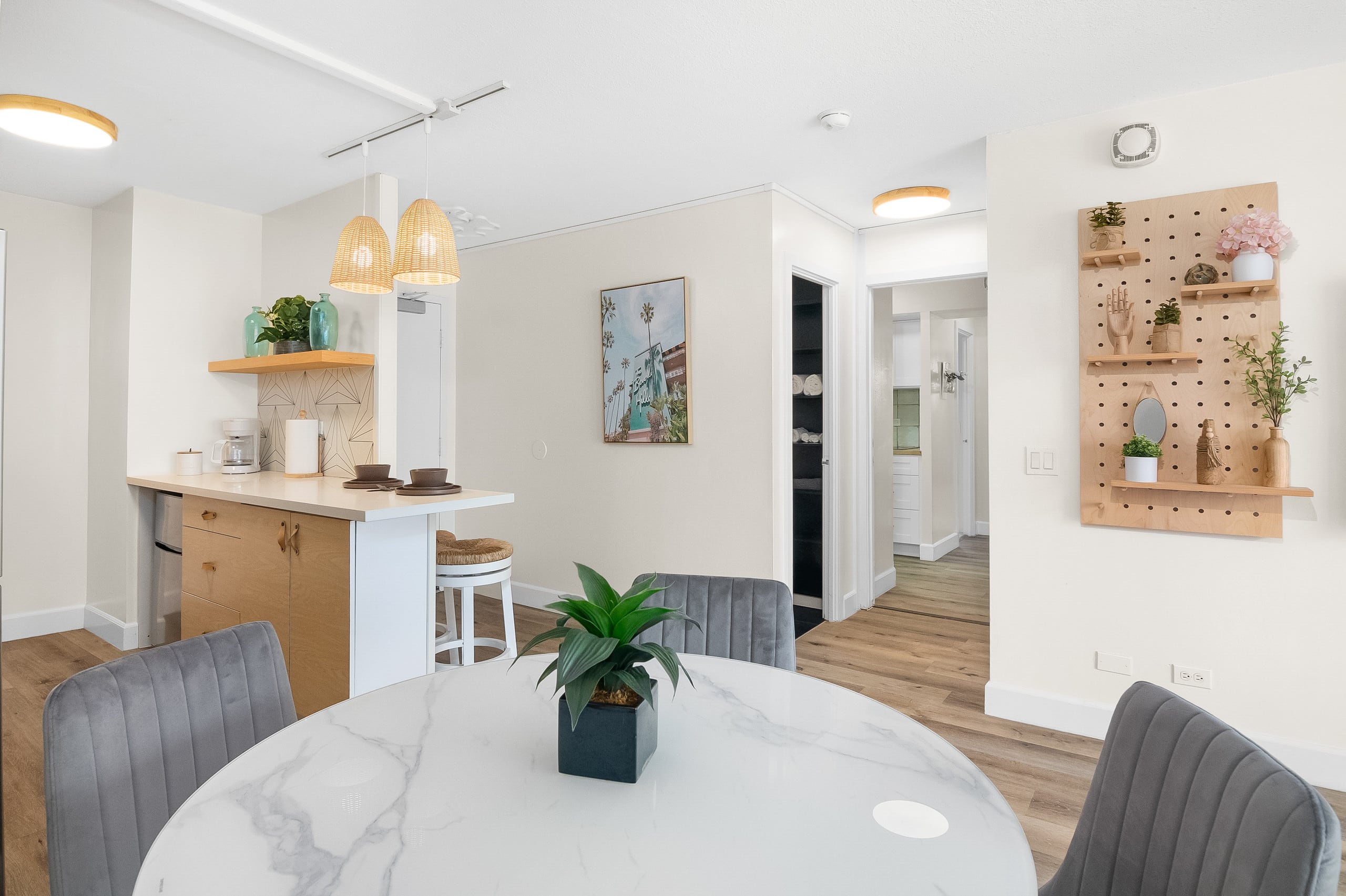 Stylish 2B/2B +Den, Central Waikiki, Parking - Image 25
