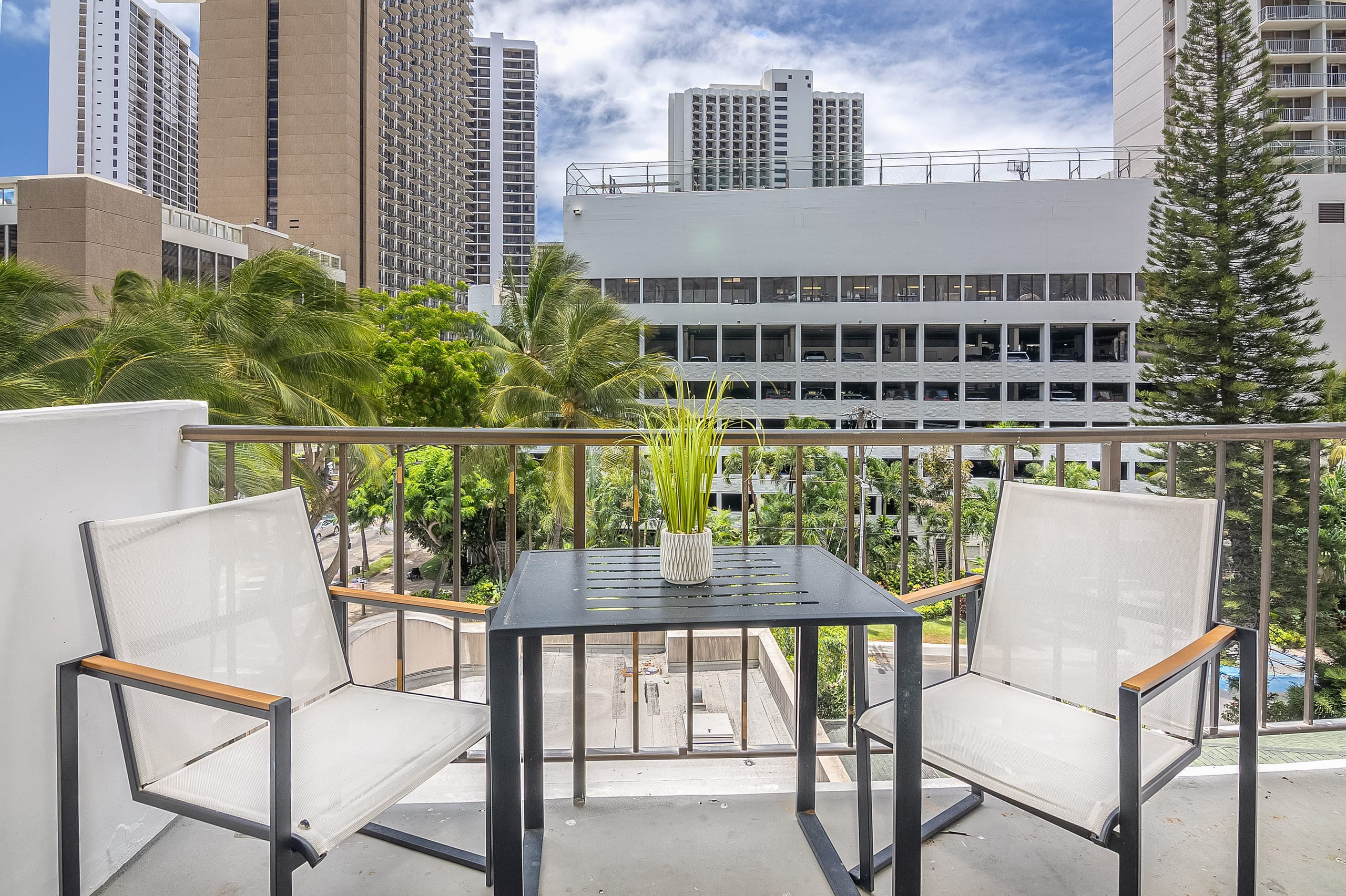 Stylish 2B/2B +Den, Central Waikiki, Parking - Image 55