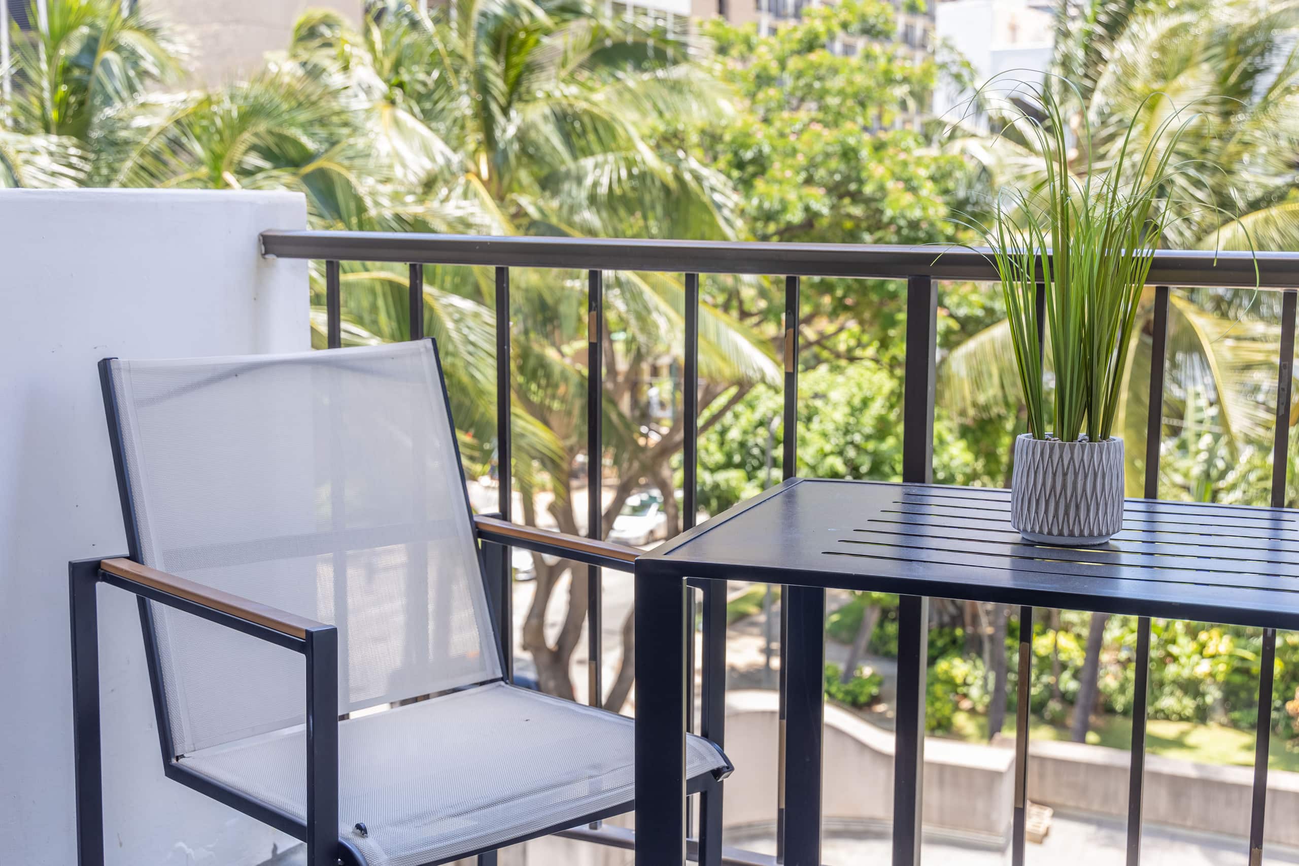 Stylish 2B/2B +Den, Central Waikiki, Parking - Image 57
