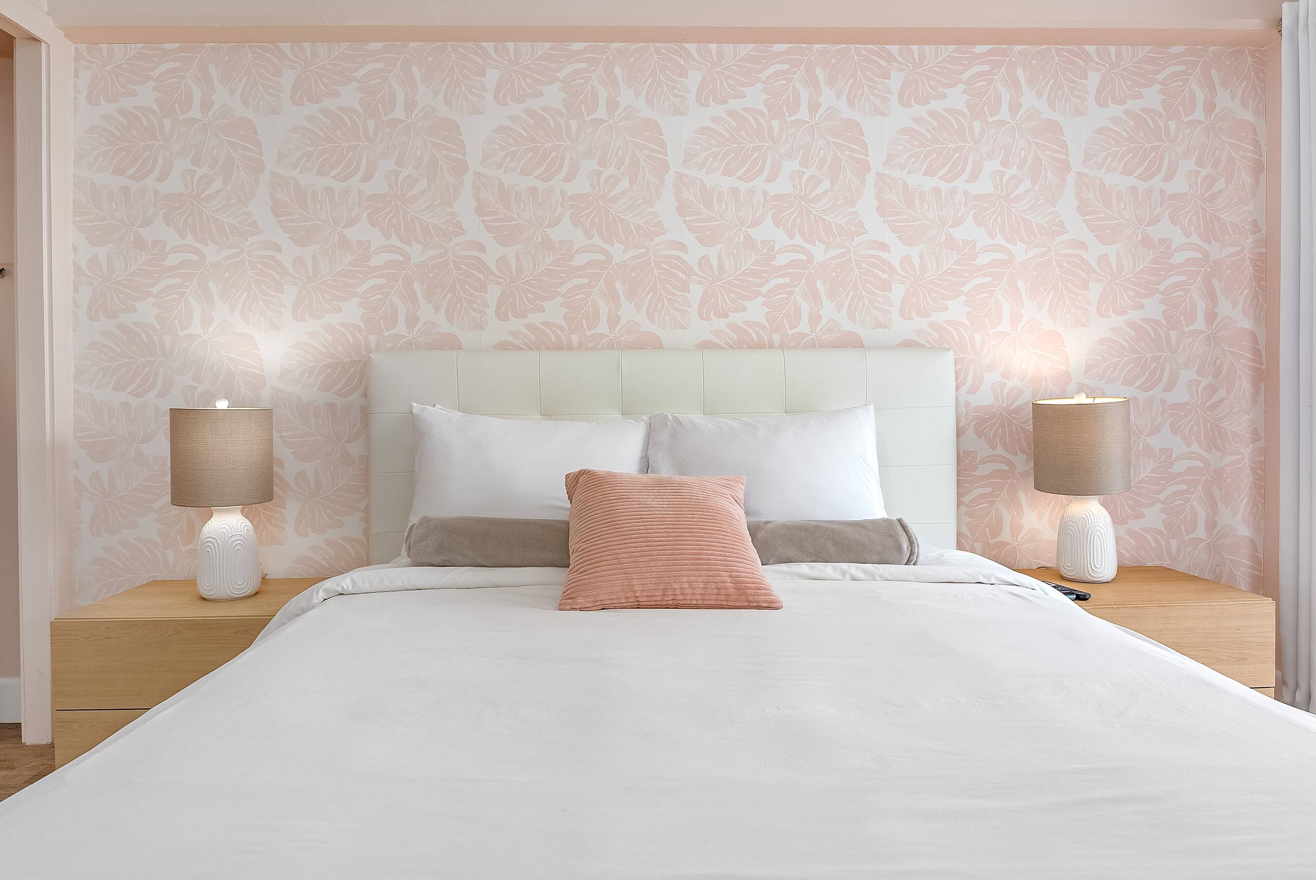Stylish 2B/2B +Den, Central Waikiki, Parking - Image 35