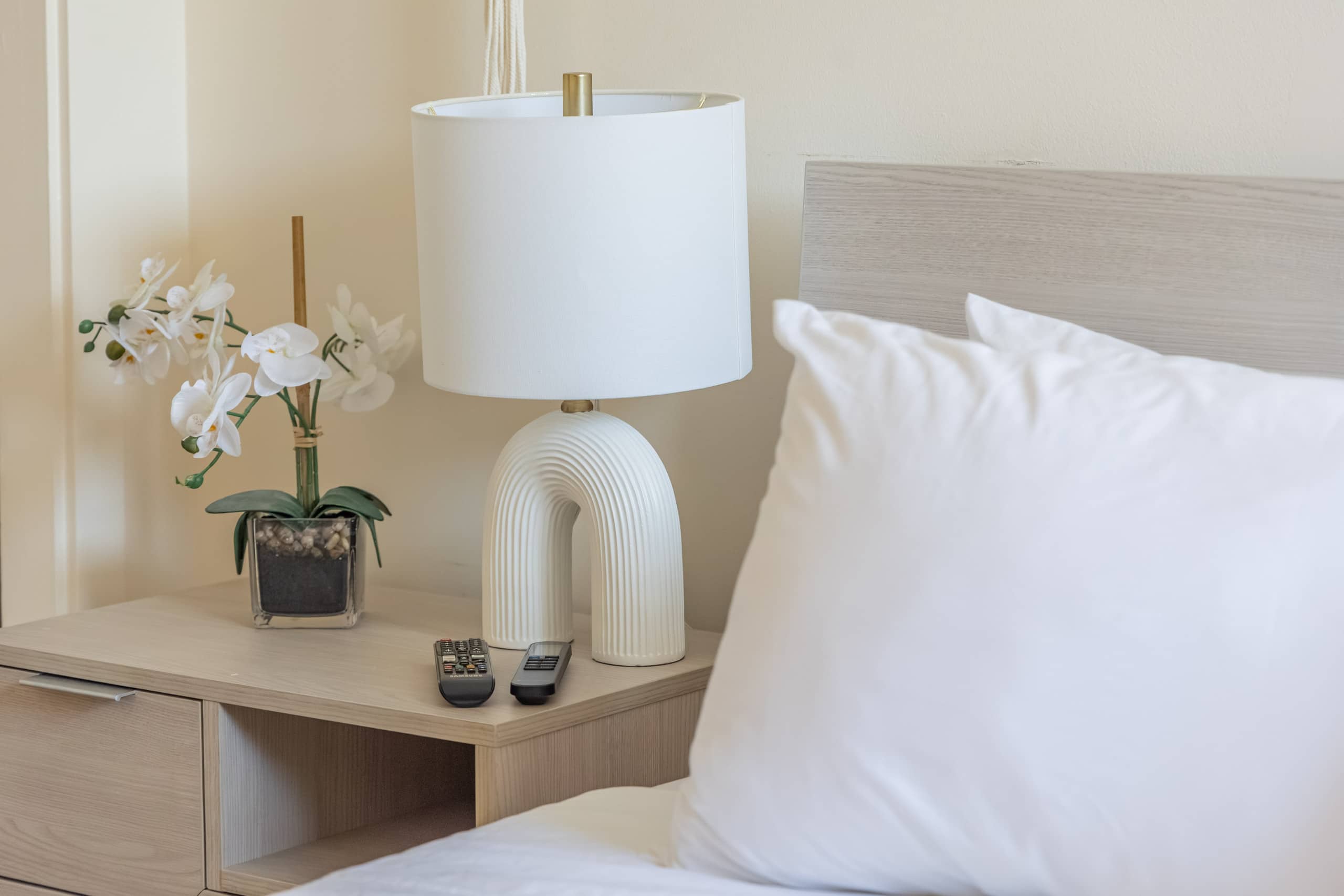 Stylish 2B/2B +Den, Central Waikiki, Parking - Image 32