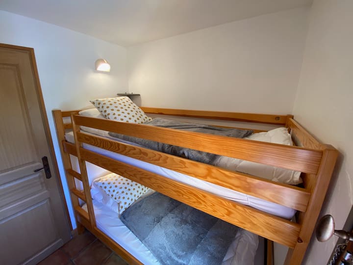 Mala soba  
Kreveti na kat 
Pogled na planine na strani Lachata 