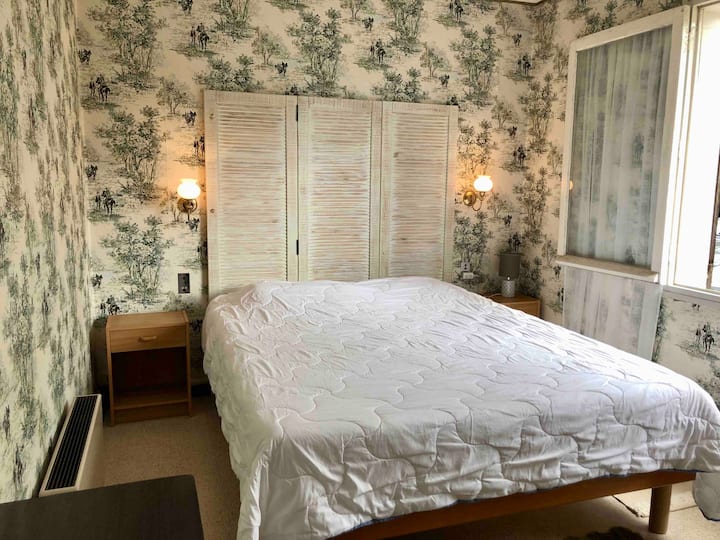 Double bed 160x200, wardrobe 