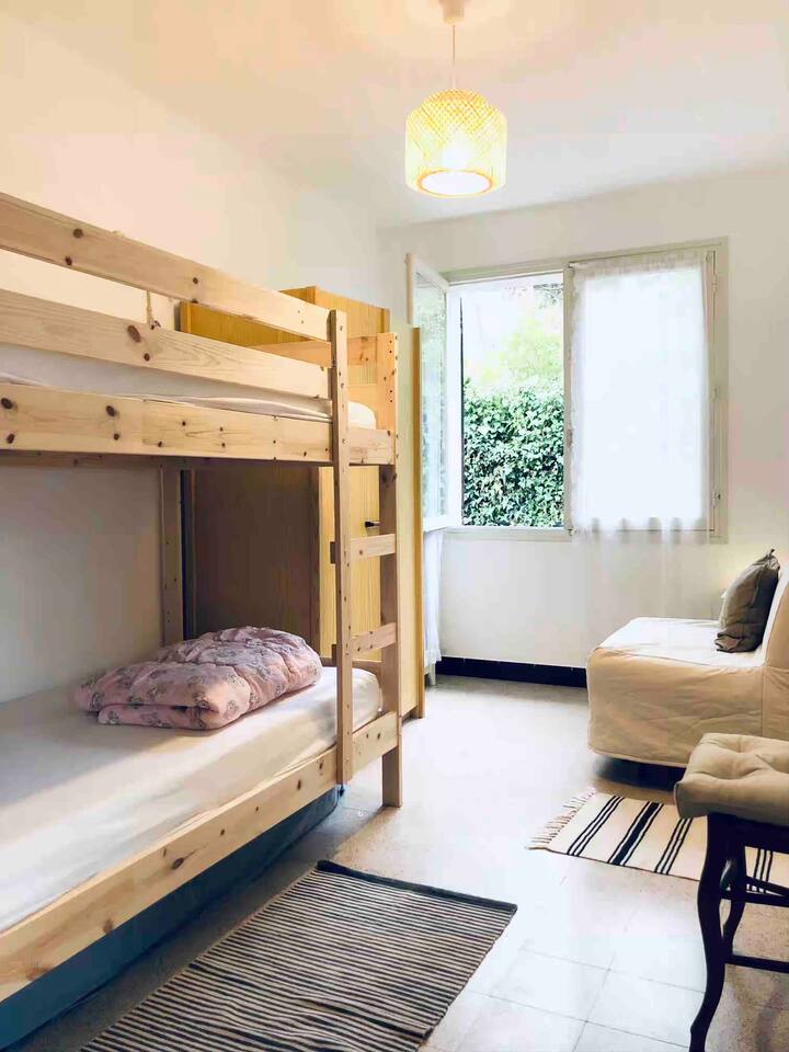 2 x 90x200 beds (bunk)
1 bed in 80x190 (driver)