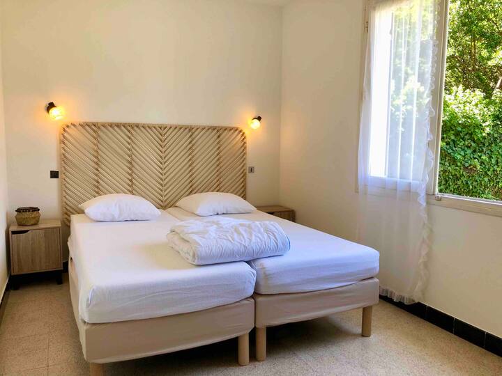 Bed in 160x200 separable into 2 beds 80x200
Walk-in closet