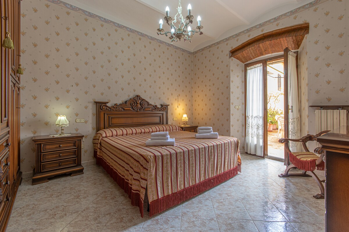 ห้องนอนพร้อมเตียงคู่และทางเข้าระเบียง